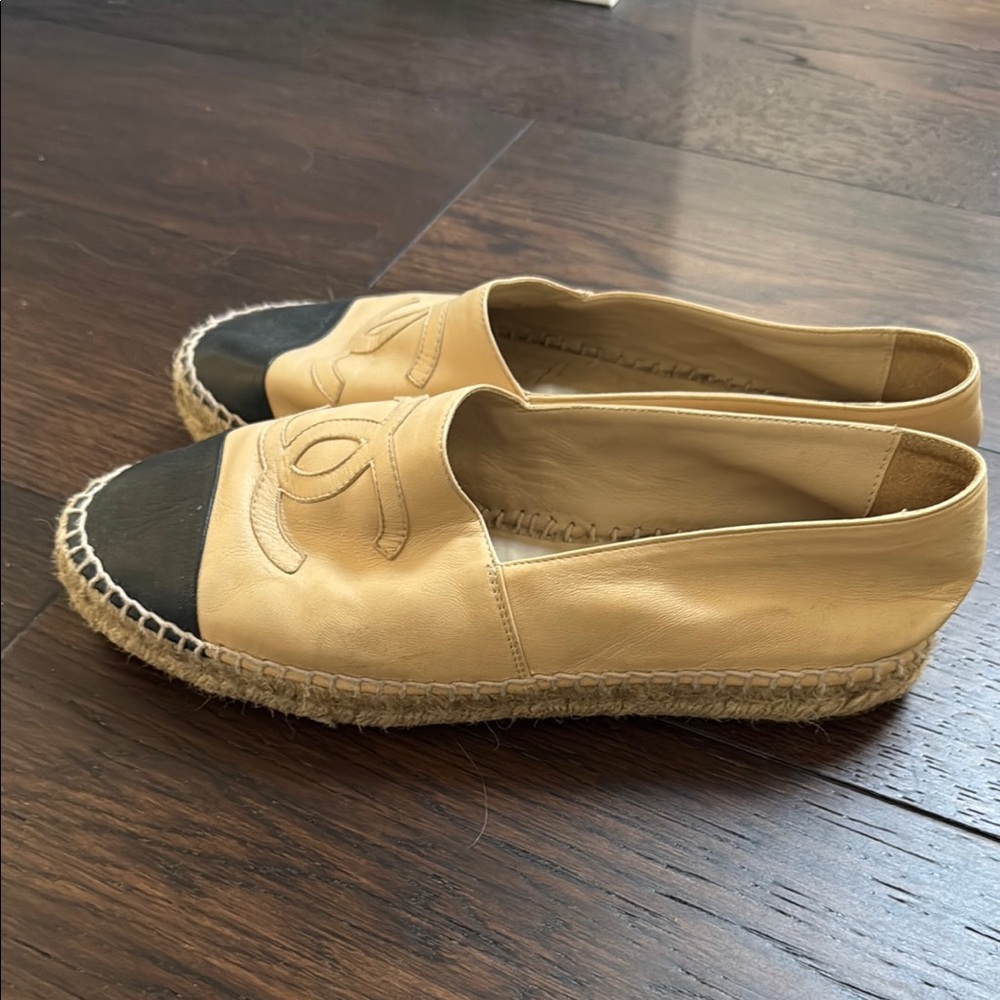 CHANEL Tan and Black Espadrilles Size 40 - Picture 2 of 6